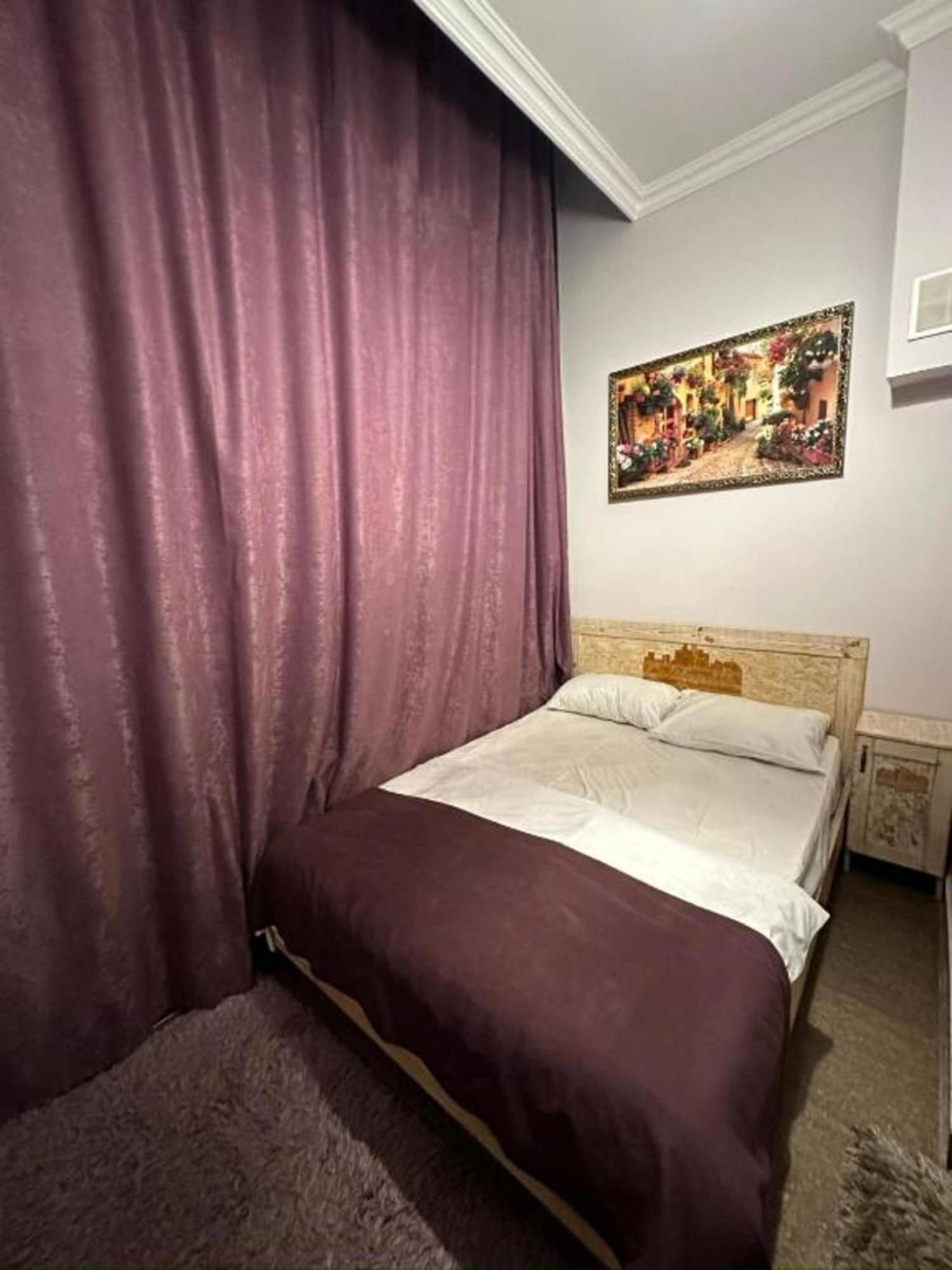 Hotel & Apartments California Erevan Esterno foto